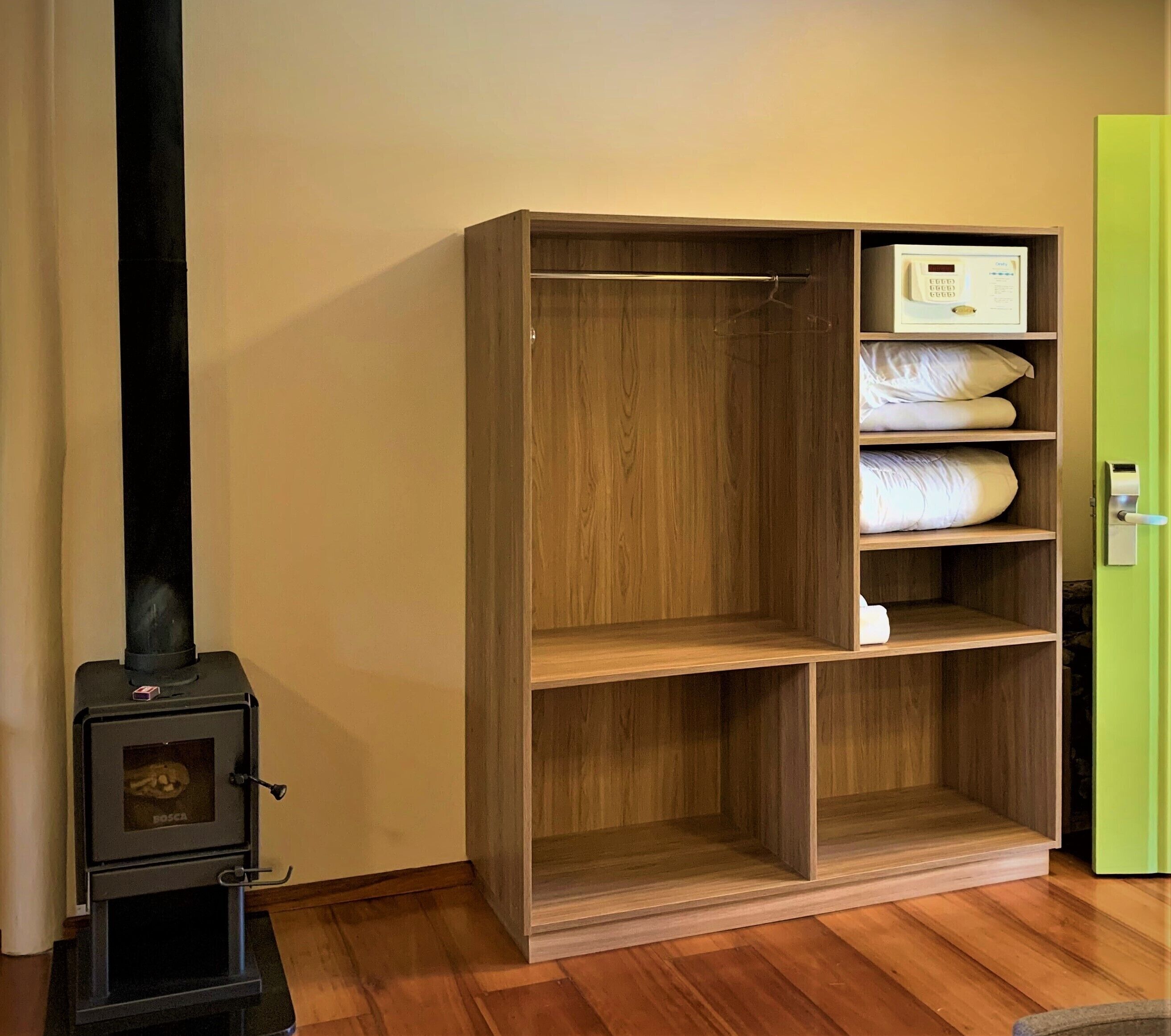 deluxe studio, lanai | 1 bedroom, minibar, bed sheets