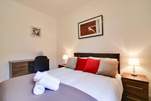 2 bedrooms, soundproofing, free WiFi - Two Bedroom Serviced Apartment (Luton)