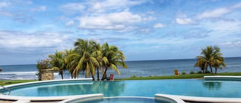 Una piscina al aire libre, tumbonas