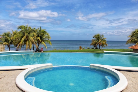 Piscine extérieure, chaises longues. Suite San Marcos 124 Gran Pacifica Resort