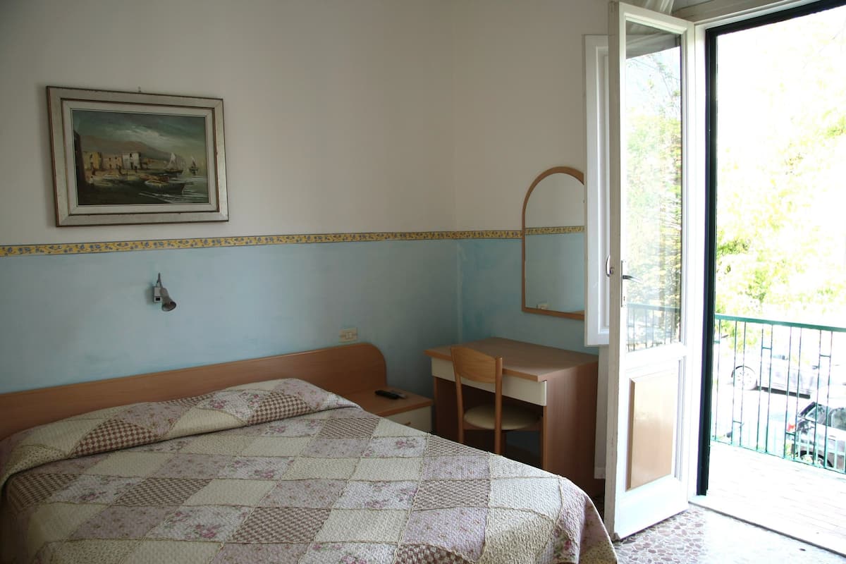 Camera con letto matrimoniale o 2 letti singoli | Una cassaforte in camera, una scrivania, Wi-Fi gratuito