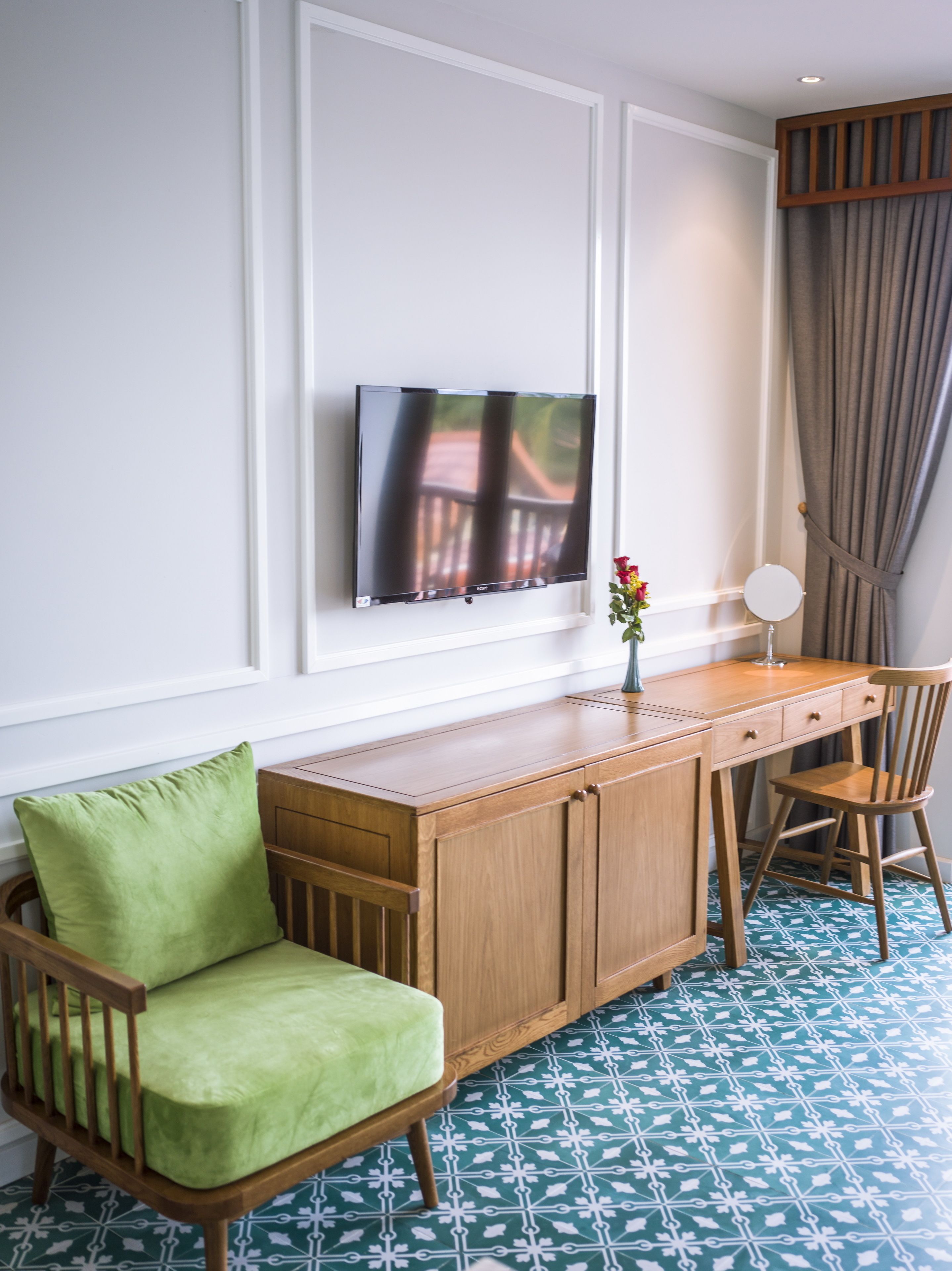 family room | living area | flat-screen tv