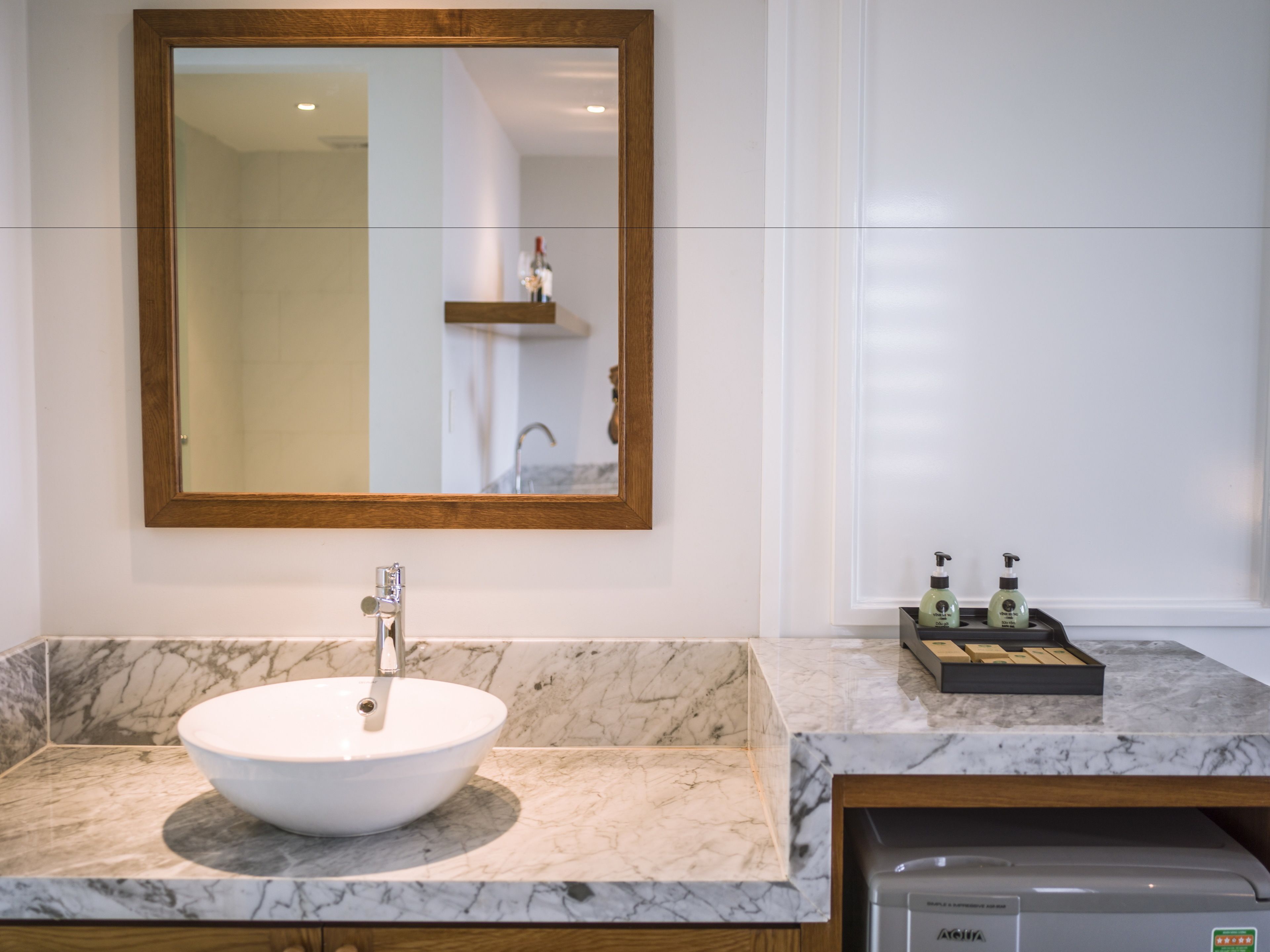 family room | bathroom amenities | shower, rainfall showerhead, free toiletries, hair dryer