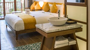Een hotelkamer met een bed, een badkamer met een wastafel en een groot raam.