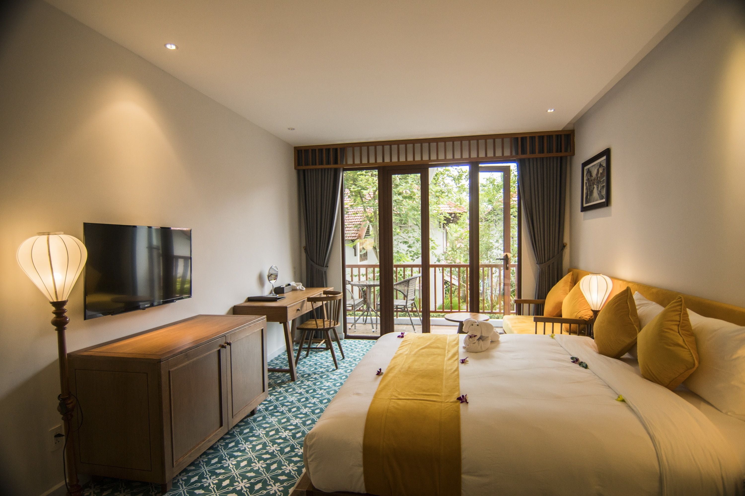 superior double or twin room, pool view | minibar, in-room safe, desk, blackout curtains