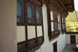 Un bâtiment traditionnel avec des encadrements de fenêtres en bois et des murs blancs.
