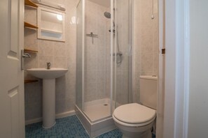 Combined shower/bathtub, towels