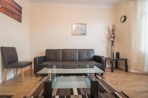 Flat-screen TV - 2 bedroom serviced & equipped house (Luton)