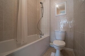 Combined shower/tub, towels - 2 bedroom serviced & equipped house (Luton)