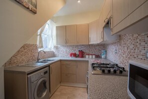 Fridge, microwave, cookware/dishes/utensils - 2 bedroom serviced & equipped house (Luton)