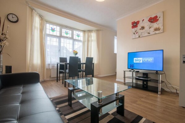 Flat-screen TV - 2 bedroom serviced & equipped house (Luton)