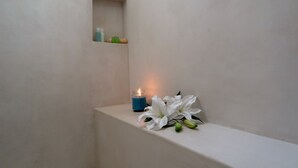 Douche, articles de toilette (gratuits), serviettes fournies