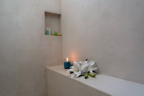 Shower, free toiletries, towels - Hotel Boutique Casa de Campo Conkal - Mérida (Conkal)