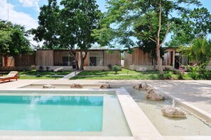 Outdoor pool, open 8:00 AM to 10:00 PM, sun loungers - Hotel Boutique Casa de Campo Conkal - Mérida (Conkal)