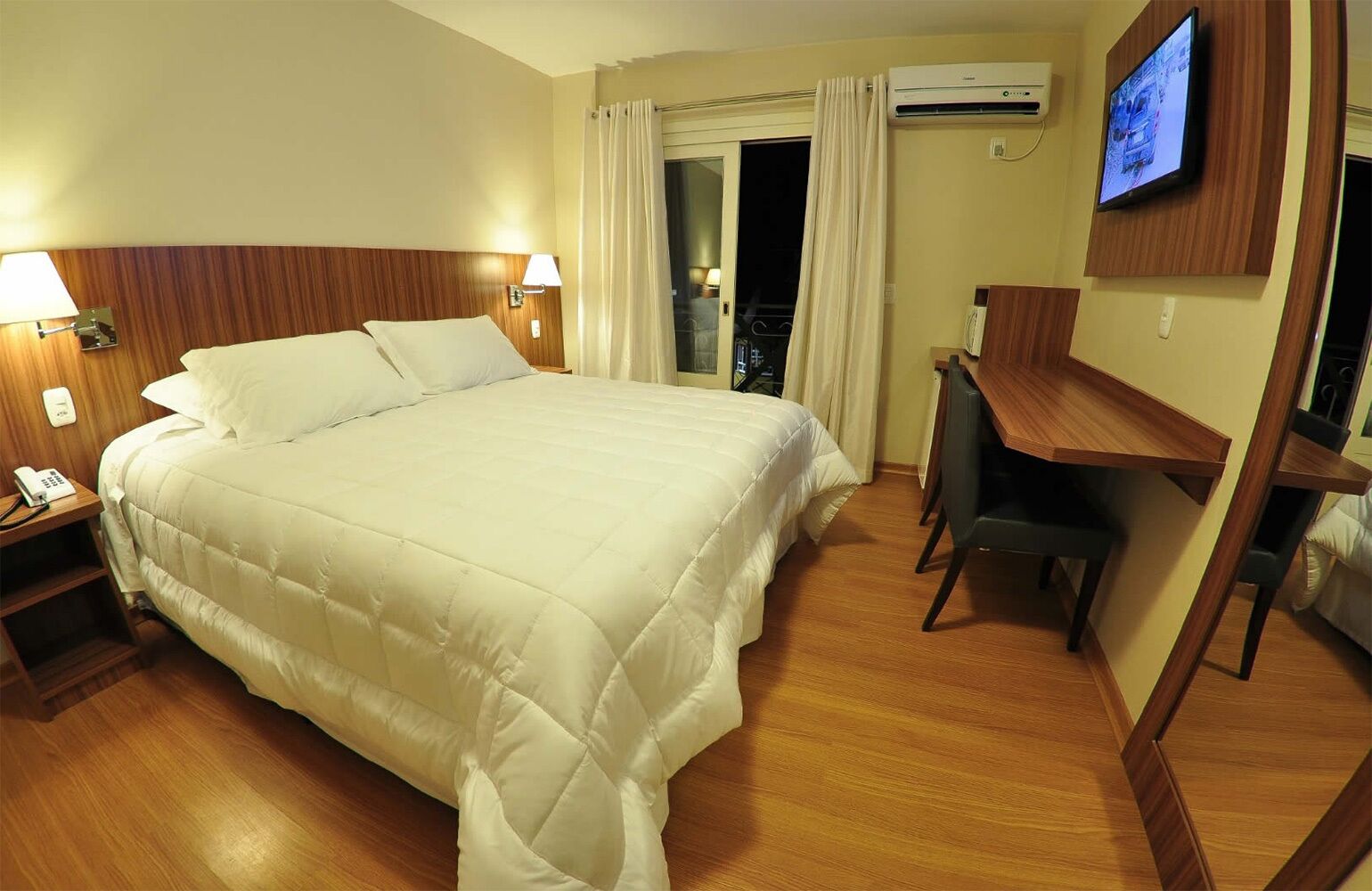 Habitación doble Deluxe de uso individual | Minibar, caja de seguridad en la habitación y escritorio 