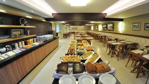 Un área de bufé con diversos alimentos y una larga barra.