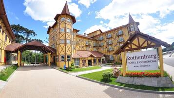 Un hotel con un patio central, varios balcones y un letrero que indica que es el Hotel Rothenburg E Comercial en Nova Petrópolis.