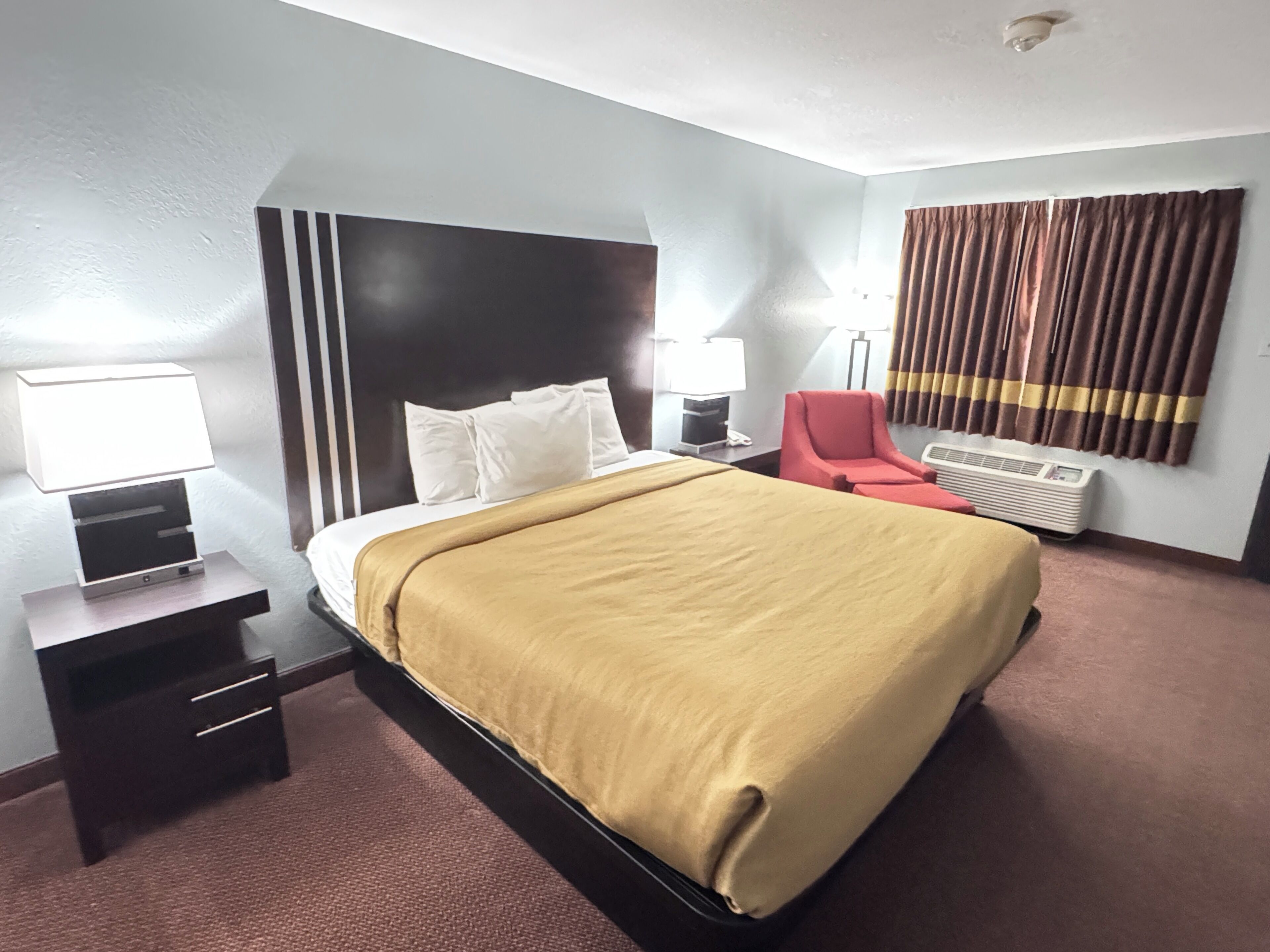 Cortinas blackout, tabla de planchar con plancha y camas extra 