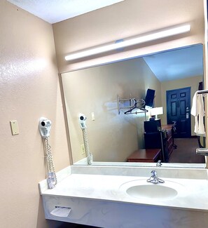 Separat badekar og dusj, regndusjhode, hårføner og håndklær