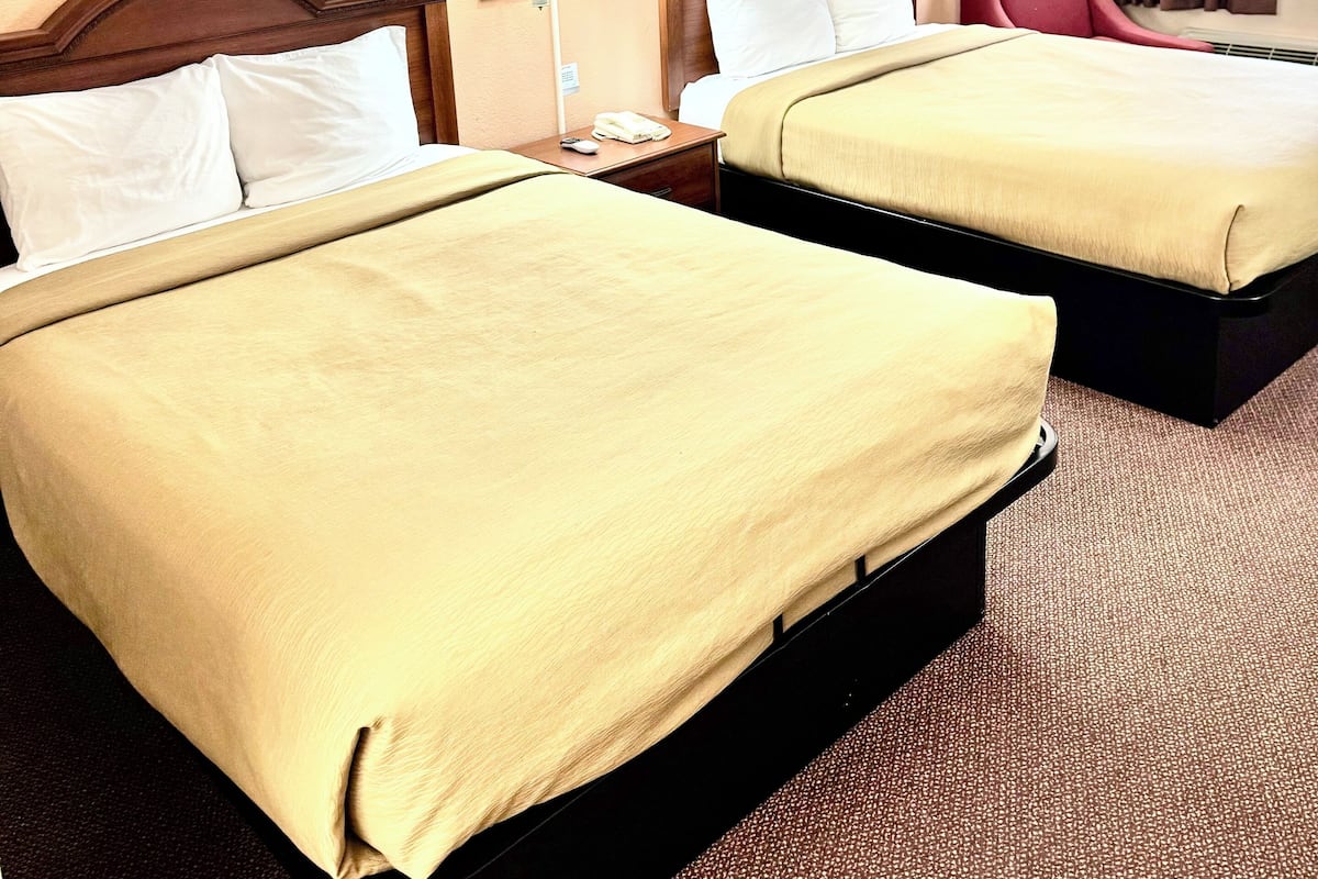 Standard Room, 2 Katil Kelamin (Double), Non Smoking | Langsir/tirai gelap terus, seterika/papan seterika