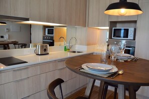 Departamento, 1 cama matrimonial, baño privado | Servicio a la habitación