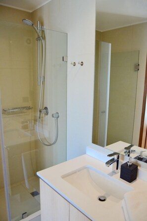 Apartment, 1 Doppelbett, eigenes Bad | Badezimmer | Dusche, kostenlose Toilettenartikel, Haartrockner, Handtücher