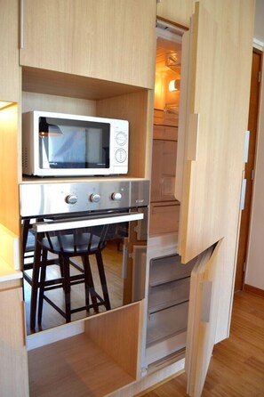 Apartment, 1 Double Bed, Private Bathroom | Private kitchen