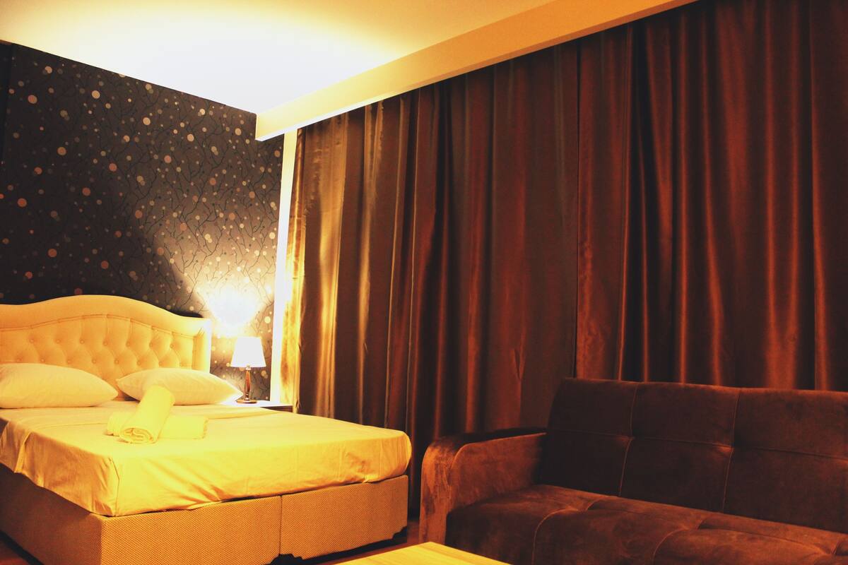 Desk, blackout curtains, soundproofing, bed sheets