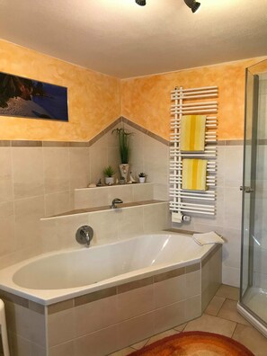 Superior Apartment, Terrace | Bathroom | Shower, hair dryer, towels - Haus am Gletscherfeld (Reit im Winkl)