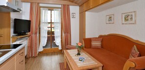 Superior-Apartment, Terrasse | Wohnzimmer | Flachbildfernseher