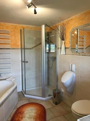 Superior-Apartment, Terrasse | Badezimmer | Dusche, Haartrockner, Handtücher