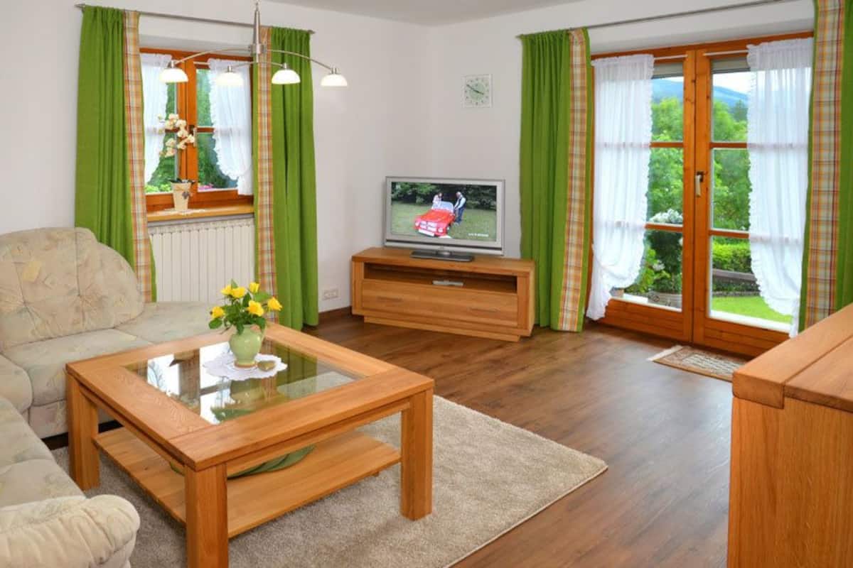 Superior-Apartment, Terrasse | Wohnzimmer | Flachbildfernseher