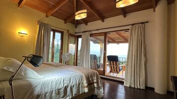 Rumah Mewah, 5 kamar tidur, pemandangan danau, di pinggir kolam renang | 5 kamar tidur, Wi-Fi gratis, dan seprai linen