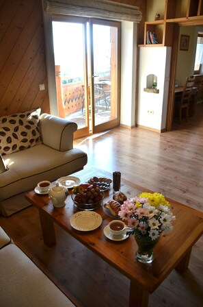 Comfort-Apartment, Bergblick | Wohnzimmer | Flachbildfernseher, Kamin, Netflix