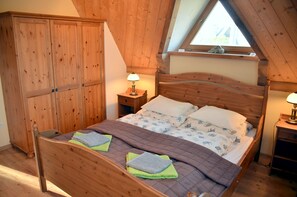 Apartemen Comfort, pemandangan gunung | 2 kamar tidur, meja kerja, setrika/meja setrika, dan tempat tidur bayi