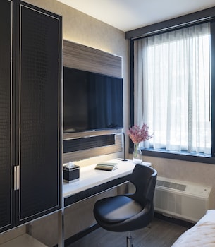 Premium bedding, in-room safe, desk, blackout drapes at Aliz Hotel Times Square