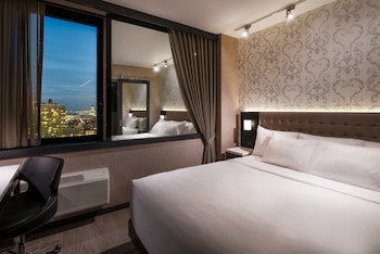 Premium bedding, in-room safe, desk, blackout drapes at Aliz Hotel Times Square