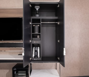 Premium bedding, in-room safe, desk, blackout drapes at Aliz Hotel Times Square