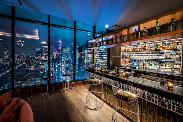 2 quầy bar/khu lounge, bar ở tầng thượng
