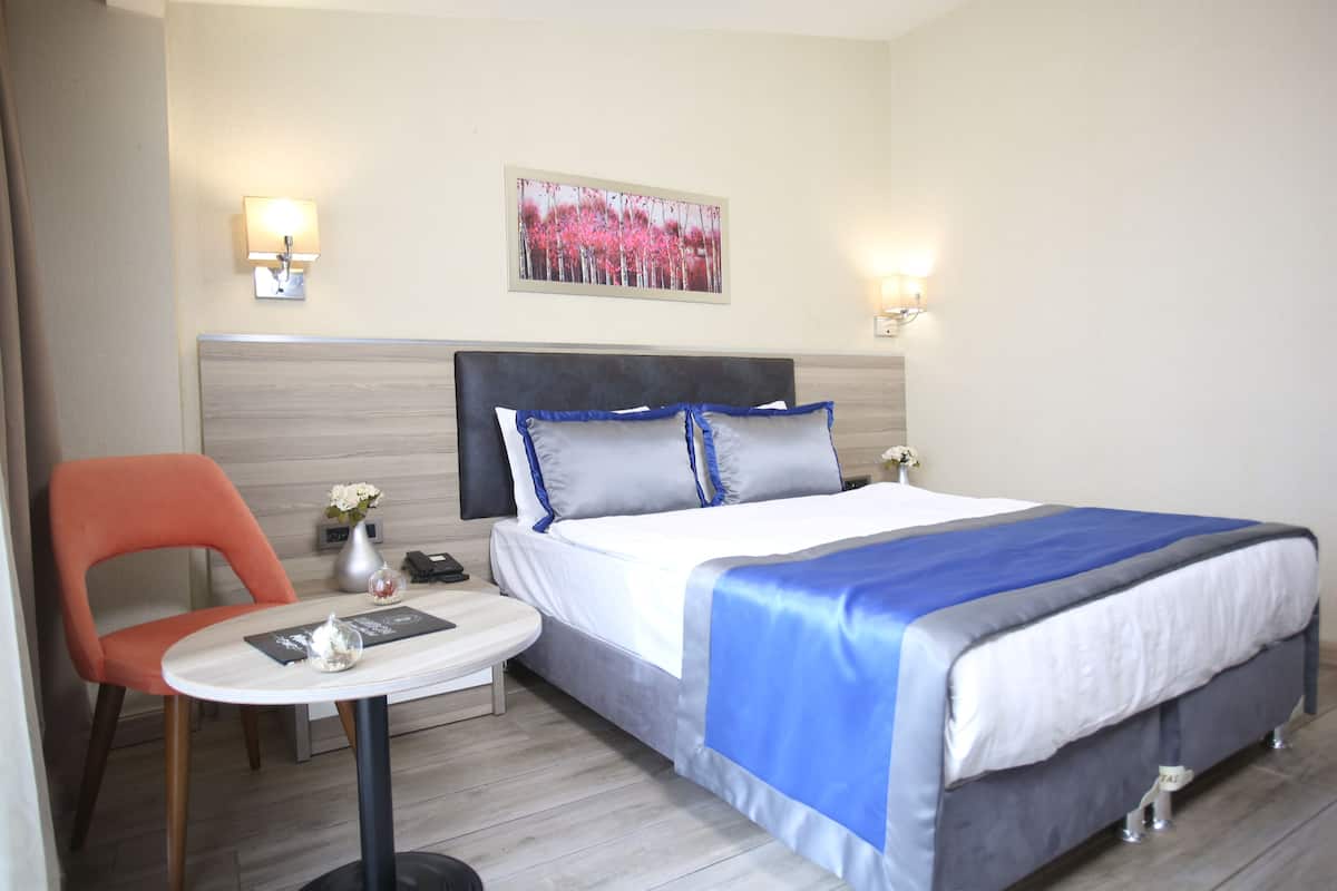Habitación doble Deluxe, 1 cama Queen size, balcón | 1 habitación, minibar, caja de seguridad en la habitación y escritorio