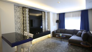 Family Apartment, 1 King Bed with Sofa bed | Living room | 52-inch LCD TV with satellite channels, TV - Random Suit Otel (Istanbul)