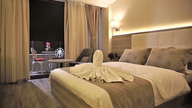 Minibar, in-room safe, desk, blackout drapes - Random Suit Otel (Istanbul)
