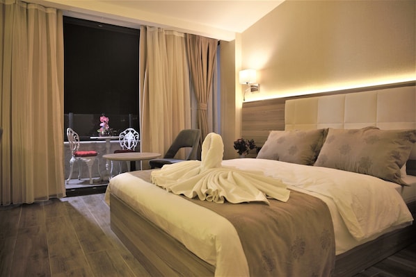 Minibar, värdeförvaringsskåp på rummet och skrivbord