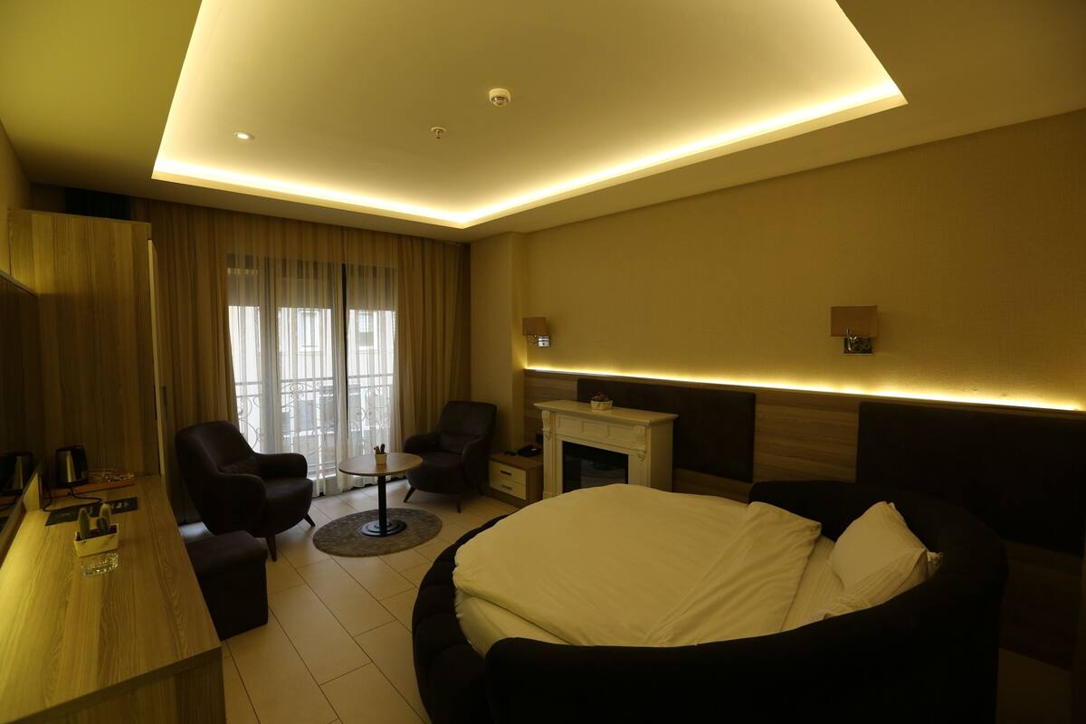 Luxury Double Room | Minibar, in-room safe, desk, blackout drapes