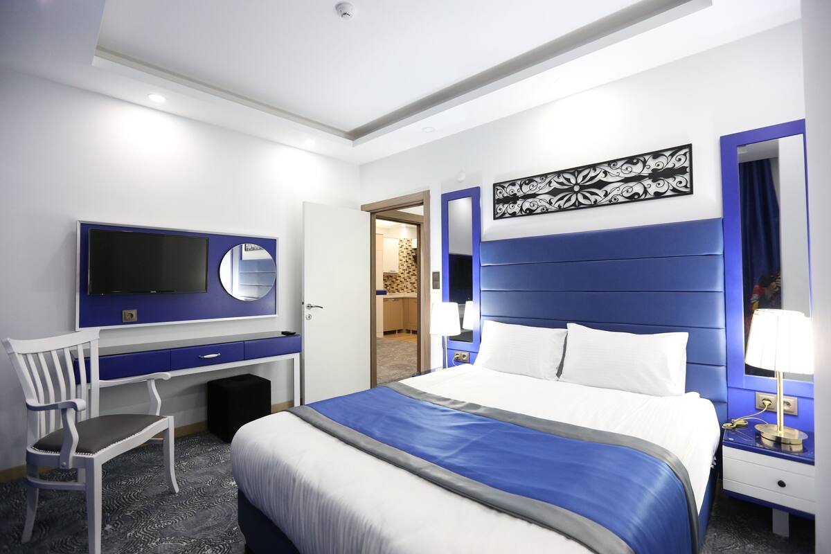 Family Apartment, 1 King Bed with Sofa bed | Minibar, in-room safe, desk, blackout drapes