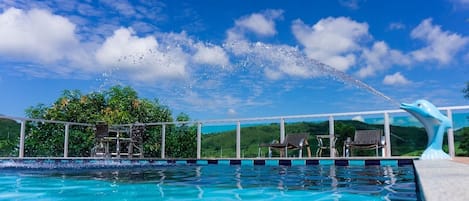 Una piscina al aire libre