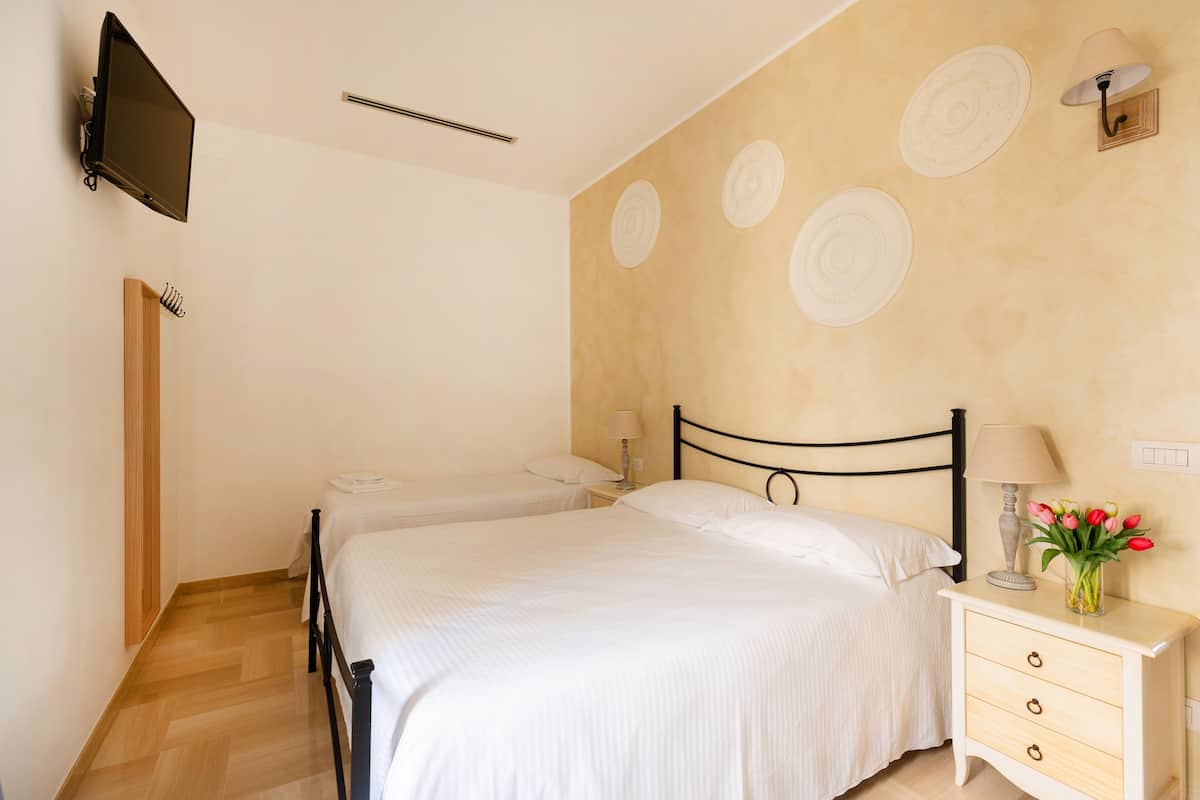 Familie suite, 2 slaapkamers | Individueel gedecoreerd, een bureau, verduisterende gordijnen