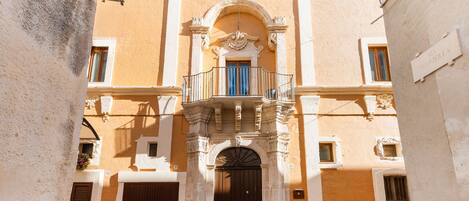 Vista frontal de la propiedad