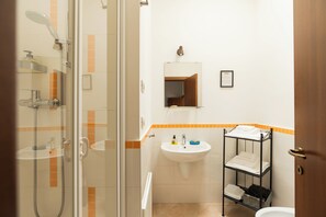Doccia, set di cortesia gratuito, asciugacapelli, bidet