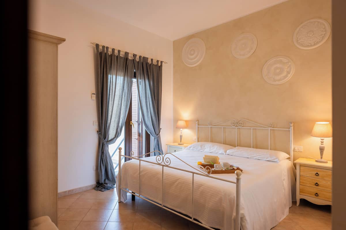 Luxe suite, 2 slaapkamers, patio | Individueel gedecoreerd, een bureau, verduisterende gordijnen